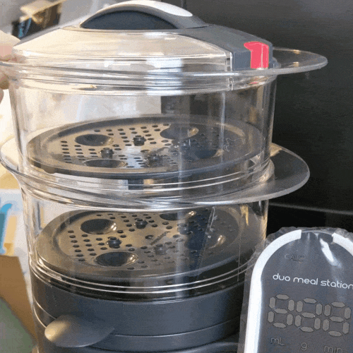 Placing a Babymoov Duo steamer tray on top of another