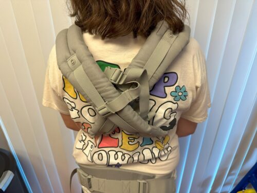 Crossed straps of Ergobaby Omni 360